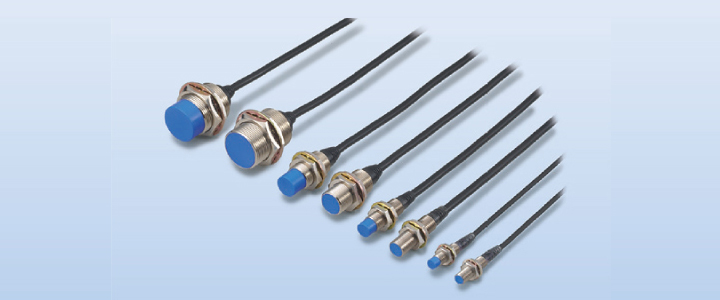 獨(dú)立的KEYENCE接近傳感器，高靈敏度和長(zhǎng)距離接近傳感器。出色的緊固強(qiáng)度：傳感器外殼厚實(shí)堅(jiān)固。傳感器牢固擰緊，以防止因振動(dòng)或沖擊引起的松動(dòng)。靈活的關(guān)節(jié)：電纜通過(guò)高靈活接頭連接到傳感器頭，可以彎曲成90度角，同時(shí)仍然可以防止電纜斷線。