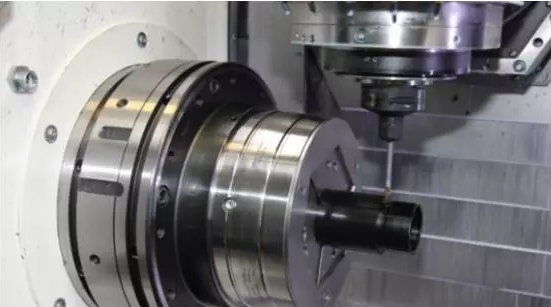 機(jī)械加工現(xiàn)有生產(chǎn)模式主要體現(xiàn)在工裝應(yīng)用落后，效率低下，工人加工零件時(shí)裝夾及找正時(shí)間長(zhǎng)，特別是單件或小批生產(chǎn)頻繁更換工裝時(shí)，大多數(shù)時(shí)間都是在安裝OTT-JAKOB夾具及找正。