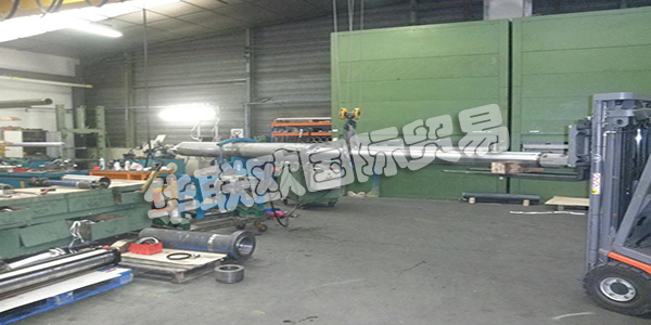 AUVERGNE VERINS自1988年以來專門從事液壓缸的維護和制造。他們的專業(yè)技術人員和他們的鍍鉻棒，搭接管和密封件庫存使他們能夠處理所有類型的氣缸。