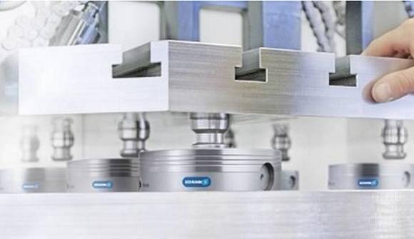 SCHUNK刀具夾持系統(tǒng)對機(jī)加工行業(yè)產(chǎn)生了前所未有的革命性影響。?模塊化夾持系統(tǒng)借鑒其優(yōu)勢，它的作用遠(yuǎn)不止于一個(gè)參考基準(zhǔn)，還提供了包括定位、夾持以及接口通用等功能。這種夾持原理如今被認(rèn)為是提高生產(chǎn)效率的最有效的方法之一，廣泛適用于從小型零件到大型零件，從粗加工到裝配應(yīng)用的各種工藝。作為這一技術(shù)的先驅(qū)以及夾持技術(shù)和抓取系統(tǒng)的領(lǐng)導(dǎo)者，SCHUNK始終致力于開發(fā)新的應(yīng)用領(lǐng)域，并在它的模塊化系統(tǒng)中新增了適用于直接夾持工件以及微小型零件的專業(yè)標(biāo)準(zhǔn)模塊。