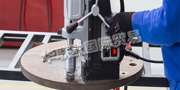 德國BDS主要產(chǎn)品：BDS鉆孔機、切割機等。BDS總部位于德國門興格拉德巴赫，他們的簡單高效策略經(jīng)過優(yōu)化，可持續(xù)生產(chǎn)最優(yōu)質(zhì)的磁芯鉆孔機，巖芯鉆機和邊緣加工機。超過100個國家依靠BDS提供專業(yè)，強大，優(yōu)質(zhì)的機器，甚至可以處理最棘手的金屬加工作業(yè)。