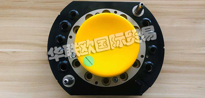 二、SCHUNK氣動(dòng)快換系統(tǒng)基本介紹如下：產(chǎn)品系列的常規(guī)說(shuō)明 1.惡劣環(huán)境條件下請(qǐng)注意：在惡劣環(huán)境條件(例如：冷卻液區(qū)域、鑄造和研磨粉塵)下使用可能大大縮短裝置的使用壽命，我公司將不承擔(dān)任何保修責(zé)任。但是，大部分情況下，我們可以找到解決方案。如需幫助，請(qǐng)聯(lián)系我們。 2.搬運(yùn)重量是連接到法蘭的總荷載重量。設(shè)計(jì)時(shí)，應(yīng)注意允許的力和力矩。請(qǐng)注意，超過(guò)建議的搬運(yùn)重量會(huì)縮短使用壽命。