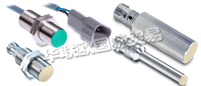 堡盟電感式接近開關(guān)屬于非接觸式電子傳感器。電感式傳感器能識(shí)別所有導(dǎo)電金屬目標(biāo)物。振蕩器產(chǎn)生一個(gè)高頻電磁場(chǎng)，電磁場(chǎng)從開關(guān)的感應(yīng)面發(fā)出。當(dāng)導(dǎo)電金屬物體進(jìn)入此電磁場(chǎng)時(shí)，金屬內(nèi)部會(huì)感生渦流，使振蕩幅值發(fā)生變化，從而使振蕩器輸出的電壓發(fā)生變化，進(jìn)而導(dǎo)致觸發(fā)器的狀態(tài)變化并改變輸出狀態(tài)。