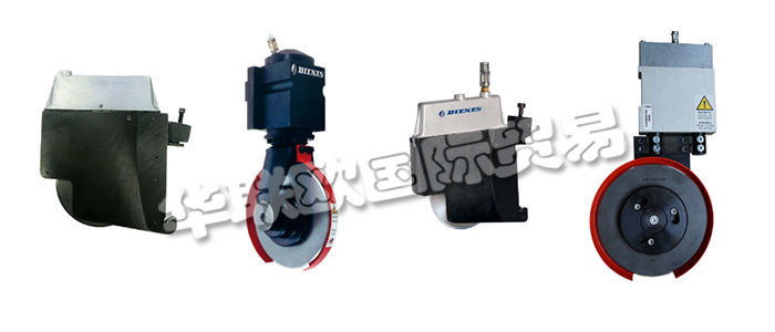 DIENES的客戶可以使用DIENES刀架獲得最好的結(jié)果。即以卓越的品質(zhì)和領(lǐng)先的自動(dòng)分切技術(shù)制造商的密集創(chuàng)新開發(fā)工作。剪切，劃痕/擠壓剪切，剃須刀切割刀架或熱切割刀架，Premium，Elite或Ultimate系列，均以超精確的刀引導(dǎo)和較長的使用壽命給人留下深刻的印象，并在日常使用中始終保持牢固的抓地力。此外，他們幾乎所有的刀架都可以集成到DIENES分切系統(tǒng)中，例如趨勢設(shè)定的SIMU-FLASH自動(dòng)同步定位系統(tǒng)，或者在具有手動(dòng)控制功能的高精度定位輔助器中。